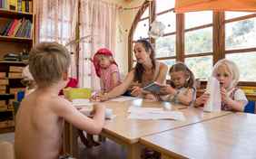 Auch drinnen wird gebastelt, gemalt und getobt - Foto: Bethel Fath